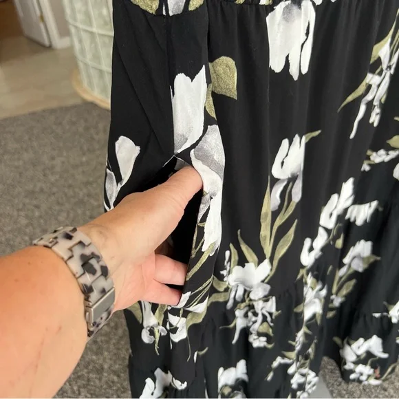 Ava & Viv Floral Black and White Scoop Neck Maxi Dress - Picture 7 of 10